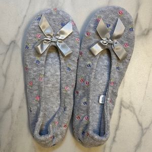 Women's isotoner Floral Embroidered gray Ballerina Slippers size L/G 8-9
